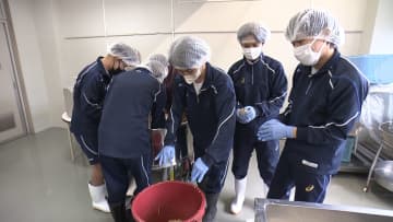         高校生が「あけぼの大豆」の味噌づくりを体験 山梨県      