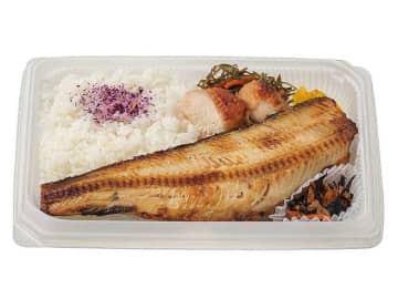ご飯にはみ出す、ほっけの一夜干しがどーんと入った食べ応えあるお弁当が税込594円! セブン‐イレブンが「ほっけの一夜干し弁当」を発売