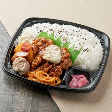 甘辛から揚げや、ウインナー、コロッケ、シュウマイ、ナポリタンなどとご飯300gを盛り合わせたボリュームあるお弁当が税込598円! ファミリーマートが「大盛ごはん！甘辛鶏から揚げ弁当」を発売