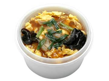 高温短時間でふんわり仕上げた玉子と鶏の旨味が効いたピリ辛醤油タレで味付けたあんかけ丼が税込399円! セブン‐イレブンが「ふんわり玉子炒めとニラのあんかけ丼」を発売