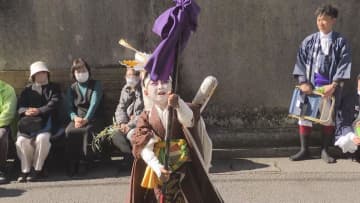         江戸時代から続く伝統の祭り「尾鷲ヤーヤ祭り」　最終日に踊りながら神社まで１キロ練り歩く　三重・尾鷲市      