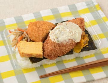 のりを敷いたご飯に白身フライとコロッケ、卵焼き、きんぴら牛蒡をのせて税込430円! ローソンが常温保管で温めずにすぐに食べられる「のり弁当」を発売