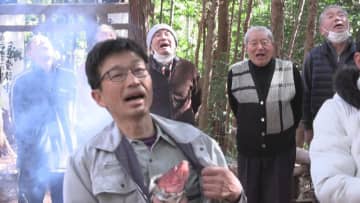         懐からオコゼを出して大笑い　五穀豊穣を願う奇祭「山の神祭り」　三重・尾鷲市      