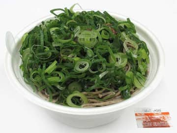 そばが見えないほどのたっぷりの青ねぎにまみれて、甘濃い牛肉煮も盛り付けた! セブン‐イレブンが「ねぎでまみれた二八そば 牛肉入り」を発売