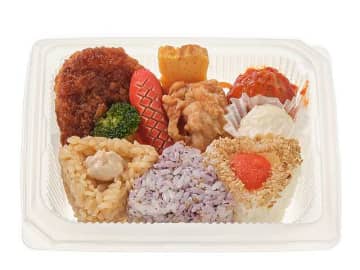 3種のおにぎり、コロッケ、赤ウインナー、玉子焼き、唐揚げ、ブロッコリーなどを詰め込んだミニ弁当が税込442円! セブン‐イレブンが「おにぎりランチ」を発売
