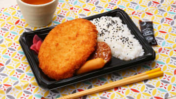ご飯にはみ出す特大コロッケがどーん、ハンバーグとウインナーも添えた食べ応え抜群のお弁当が税込410円! ローソンストア100が「でかっ！高岡大仏コロッケ弁当」を本日14日(水)発売