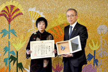 船橋の北井さん「県の名工」受賞　海外も注目　立体刺しゅう技法考案　市へ蝶のブローチ寄贈
