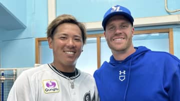         ファン歓喜！｢泣きそう｣元西武の愛斗＆マキノンが再会　ロッテとサムスンの練習試合で      