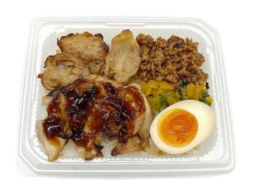 炭火で焼いて香ばしく風味が良い鶏ハラミと鶏もも肉とゆで卵で“とじない親子丼”!? セブン‐イレブンが「W炭火焼弁当(鶏ハラミ＆鶏モモ)」を発売