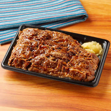 ご飯の上に直火で炙った香ばしい牛カルビ肉をどっさり20%増量! ファミリーマートが「増量特製ダレの炙り焼牛カルビ重」を1週間限定販売