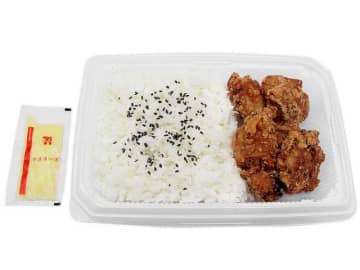 にんにく醤油仕立て鶏もも唐揚げ4個、ご飯、別添マヨだけのお弁当は847kcal! セブン‐イレブンが「からあげ弁当(マヨネーズ付)」を税込540円で明日20日(火)発売