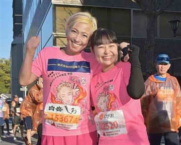 フルマラソンのスタート前に笑顔を見せる横田久世さん（左）と、城下町ファンランに出場した長女の花奈さん＝18日午前、熊本市中央区（上杉勇太）