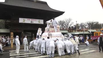         女性が初参加“制限なし”　国府宮はだか祭　大鏡餅奉納　愛知・稲沢市      