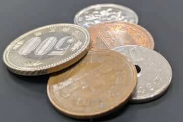 ゆうちょ銀行、現金取引の手数料値下げ　100枚まで無料に