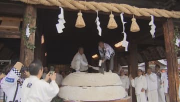         はだか祭から一夜明け、大鏡餅を切り分け　愛知・稲沢市「国府宮神社」      
