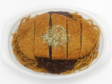 スパゲッティにミートソースをかけてトンカツをどーんとのせて894kcal! セブン‐イレブンが「道東限定 ミートスパカツ」を発売