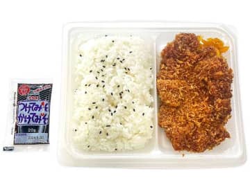 ボリュームのある豚ロースとんかつに「つけてみそかけてみそ」20g付きで955kcalのお弁当! セブン‐イレブンが「味噌ロースとんかつ弁当」を発売