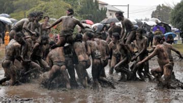 泥と格闘、和良比はだか祭り　雨の中、寒さ吹き飛ばす熱気　4年ぶり、四街道