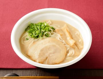 完成に約1年半を要した、初の「天下一品」監修レンジ麺! ローソンが「こってりラーメン」を本日26日(月)発売～一口、また一口と飲みたくなるこってりスープを堪能する一品