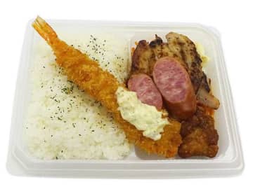 海老フライ、グリルチキン、鶏の唐揚げ、ソーセージの4種類のおかずを盛り付けた932kcalのお弁当! セブン‐イレブンが「海老フライミックス弁当」を発売