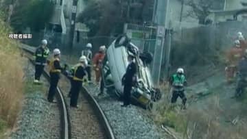 線路内に軽自動車が転落　ブレーキとアクセルを踏み間違える　千葉・我孫子市