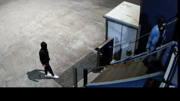 【独自】防犯カメラ発見し「角度変更」も　10分の犯行 窃盗の一部始終