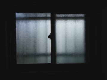 霊感？ポスティング中に「この門の中には入っちゃダメだ！」→強盗殺人事件があった家だった