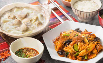 韓国でも日本でも人気のタッカンマリを定食にアレンジした「塩麴白湯スープのタッカンマリ風土鍋」、コチュジャンベースのピリ辛だれでご飯がすすむ「豚肉とイカとたっぷり野菜のピリ辛ポックム」、大戸屋が本日1日(金)から販売～初の韓国グルメフェア「韓国食堂」第2弾