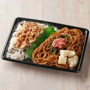 じゃがいも入りの焼そばをおかずに、栃木県産豚肉の生姜焼きご飯! ファミリーマートが炭水化物だらけの「豚生姜焼&焼そば弁当」を関東の一部で販売