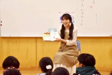 自作絵本母校へ贈る　南房総出身タレント高山一実さん　恐竜の冒険話　児童らに読み聞かせ