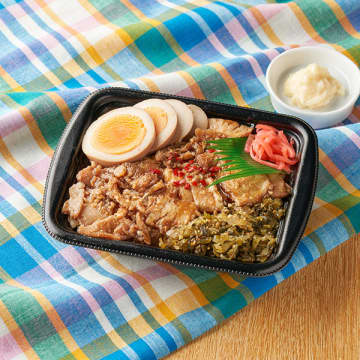 甘めのタレを絡めた直火焼チャーシュー、ごま高菜、ゆで玉子をご飯にのせて、マヨ付きで税込330円! ファミリーマートが小容量の「チャーシューごはん」を本日5日(火)発売