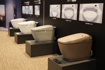 LIXIL、自動で掃除するトイレ　3つの水流と泡洗浄