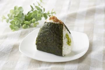 漬け風まぐろとアボカドの異色のコンビ! 店内で炊いたご飯で作る濃厚な味わい「手づくりおにぎり まぐろアボカド」、ミニストップが本日8日(金)発売～「九州の味！かしわめし」と惣菜同時購入で20円引のセールも