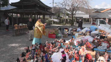         「お宮の日」に人形供養　300体以上をおはらい　三重・尾鷲神社      