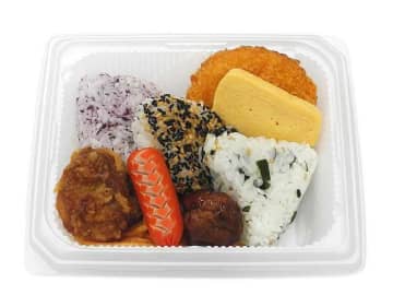 3種類のおにぎりとコロッケや赤ウインナー、だし巻き玉子、唐揚げなどのおかずを詰め込んで税込475円! セブン‐イレブンが「おにぎりランチ」を発売