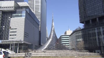         名駅前から姿を消したシンボル“銀のぐるぐる”はどこへ…？　撮り続けた91歳が復元願う      
