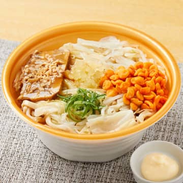 食べごたえある太麺に、にんにくをきかせたタレ、たっぷりのキャベツ・もやし、チャーシュー、にんにくなどをトッピング! ファミマが「千里眼監修 ニンニクザンマイ(まぜそば)」を発売