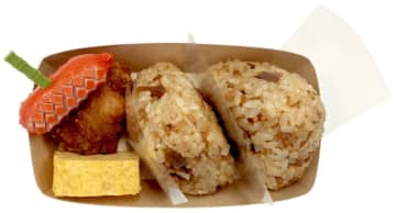 鶏ごぼうおむすび2個と赤ウインナー、唐揚げ、玉子焼きがセットで税込356円! セブン‐イレブンが「鶏ごぼうおむすび＆おかずセット」を発売