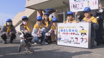         「ブルルルルー！」通学路にペンギン！？　“飛び込み参加”で児童の登校見守り　愛知・一宮市      