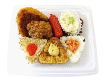 おにぎり3種と赤ウインナーや唐揚げ、コロッケなどのおかずを詰め合わせたミニ弁当が税込421円! セブン‐イレブンが「3種おにぎりのお弁当」を発売