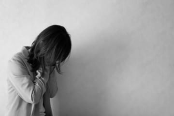 「トイレで泣いてしまいました」 　同僚に「妊娠線ありますぅ？」と聞かれた女性、出産経験ないのに……