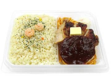 大盛の海老ピラフにチキンステーキやハンバーグなど肉系おかずでボリュームたっぷり! セブン‐イレブンが「大盛りごはん海老ピラフ＆ミックスグリル弁当を発売
