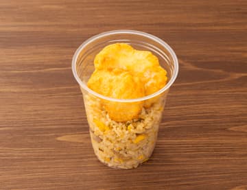 スプーンでいつでも手軽に食べられるカップ入りチャーハン! ローソンが「まちかど厨房 カップごはん(チャーハン桜島どりから揚げ)」を発売