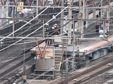 【速報・追記あり】JR稲毛駅、ホーム上の男性と特急電車が衝突　総武快速線、東京－千葉間の上下線で一時運転見合わせ　約9千人に影響