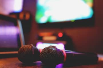 もう深夜0時過ぎなのに……カラオケを勝手に延長する友人にウンザリした女性