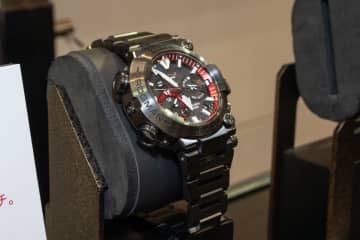 G-SHOCK MR-Gフロッグマンに“レッド” チタンブレスレット標準装備