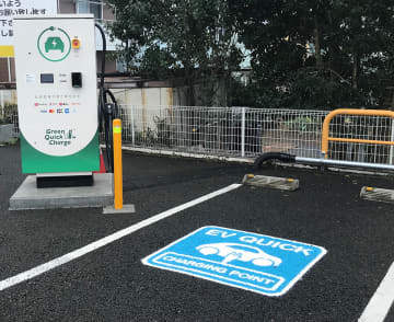 デニーズ、駐車場にEV充電器　食事をしている間に充電