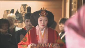         おひな様に扮して練り歩き、平安時代の優雅な雰囲気を表現　「飛騨生きびな祭」　岐阜・高山市      