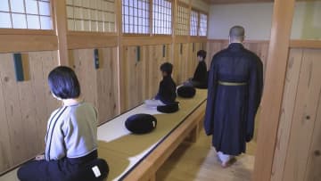 春休み　子どもたちが座禅に挑戦　三重・紀宝町