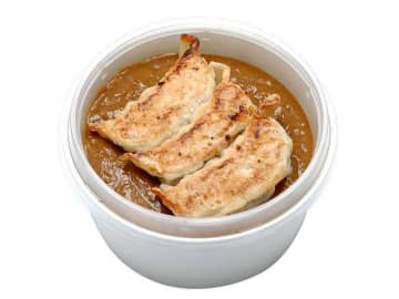 焼き餃子3個を野菜と果実の旨味が詰まったカレーにどーん! セブン‐イレブンが「ジューシー焼き餃子カレー」を税込421円で発売